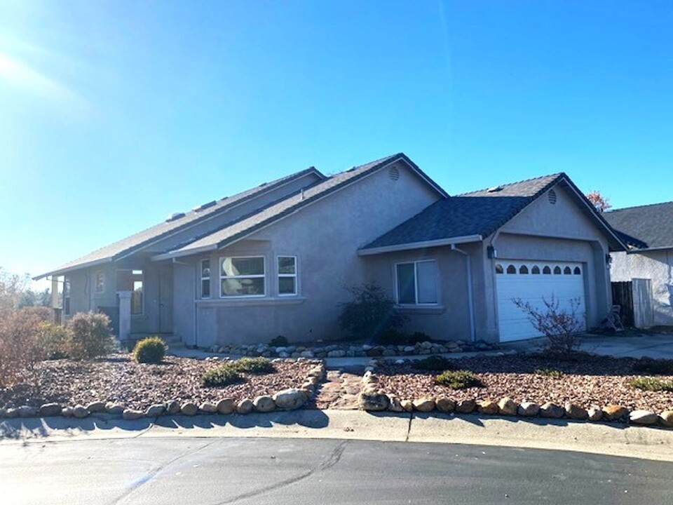 1207 Snowcap Trail in Redding, CA - Building Photo