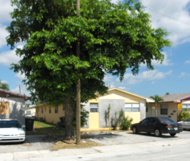 832-836 SW 10th St in Hallandale Beach, FL - Building Photo - Building Photo