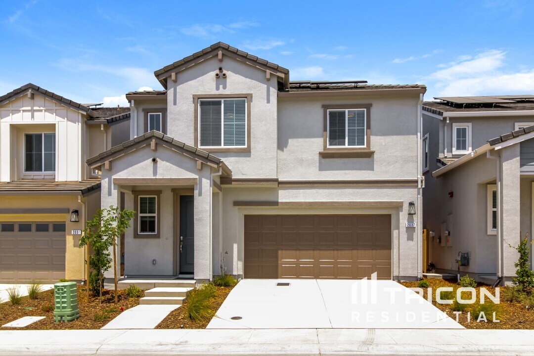 2037 Comstock Ln in Lincoln, CA - Building Photo