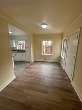 317 E 61st St in Long Beach, CA - Foto de edificio - Building Photo