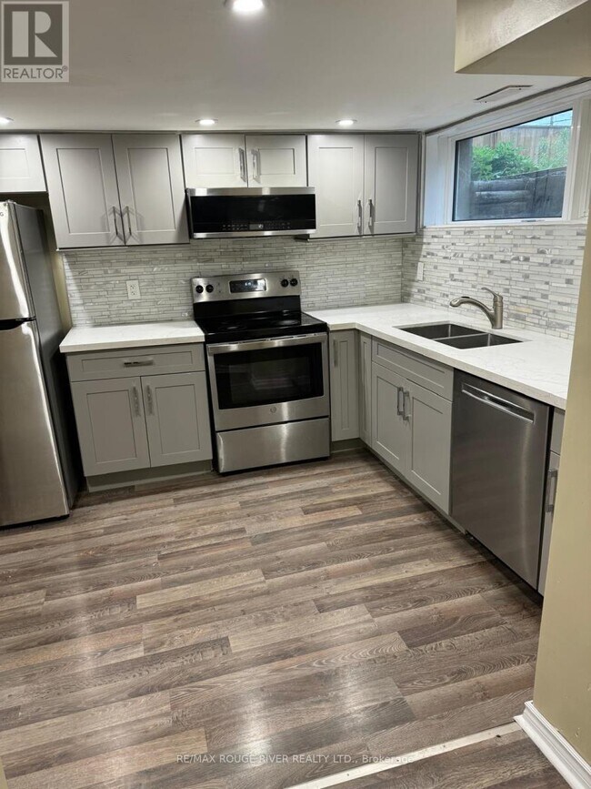 427 Rossland Rd W in Oshawa, ON - Building Photo - Building Photo