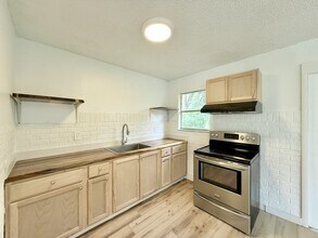 12011 Wanda Ave in New Port Richey, FL - Building Photo - Building Photo