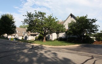 Roeland Court in Mission, KS - Building Photo