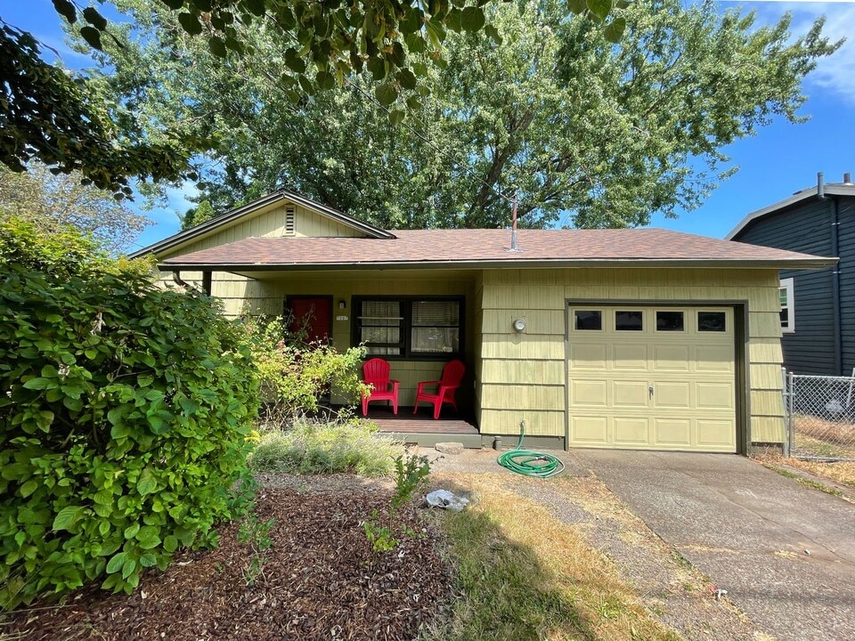 7007 N Columbia Way in Portland, OR - Building Photo