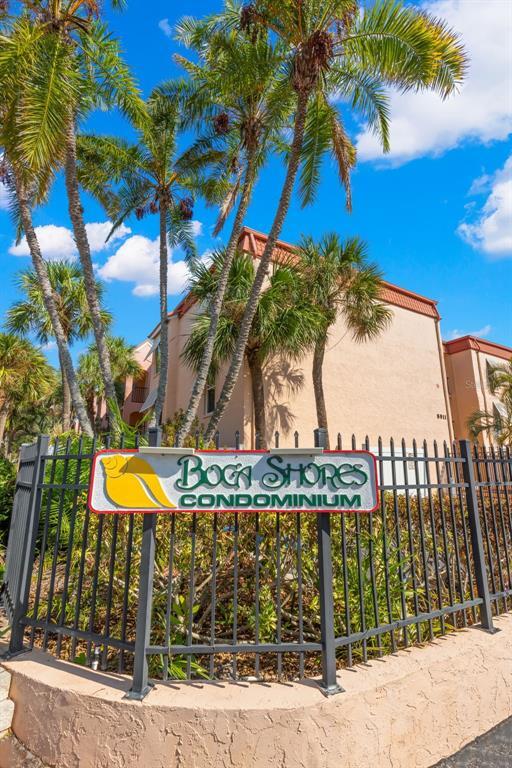 8911 Blind Pass Rd in St Pete Beach, FL - Foto de edificio - Building Photo