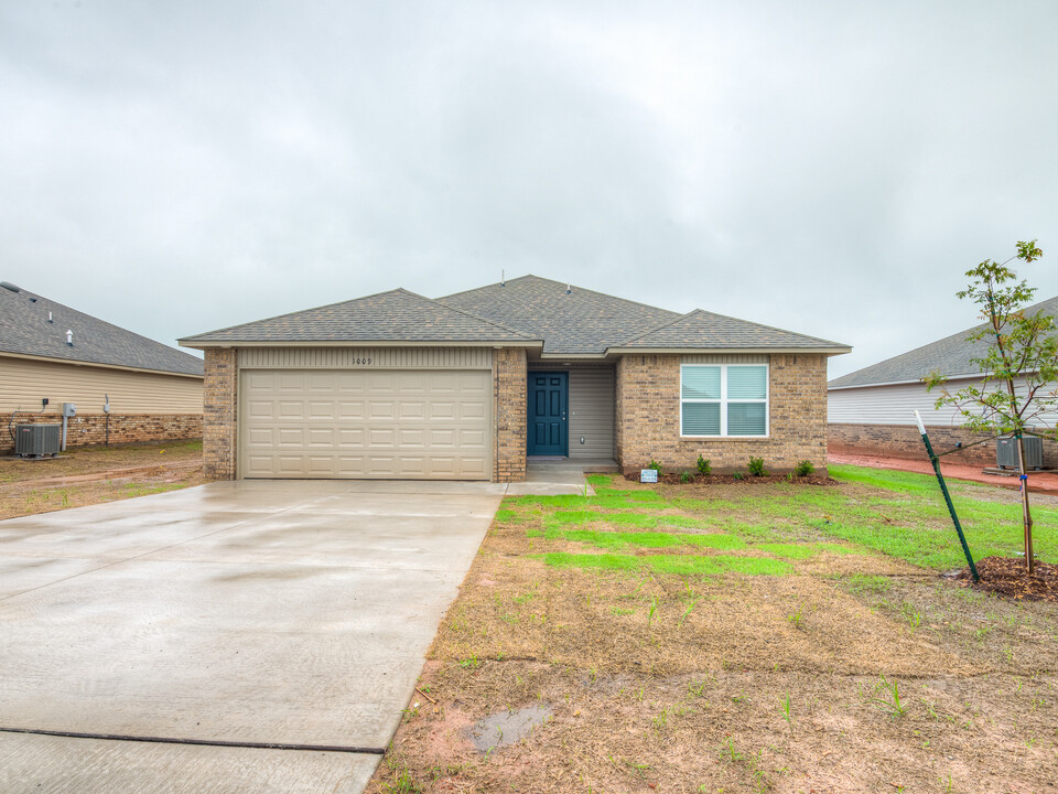 1009 S Colt Ln in Mustang, OK - Building Photo