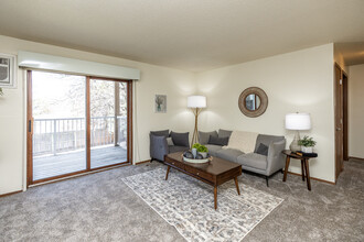 Sun Prairie/Vista Court Apartments in West Des Moines, IA - Building Photo - Interior Photo