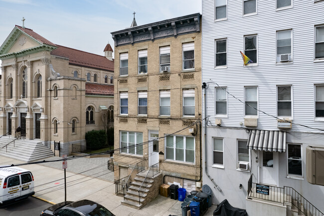 708 Jefferson St in Hoboken, NJ - Building Photo - Building Photo