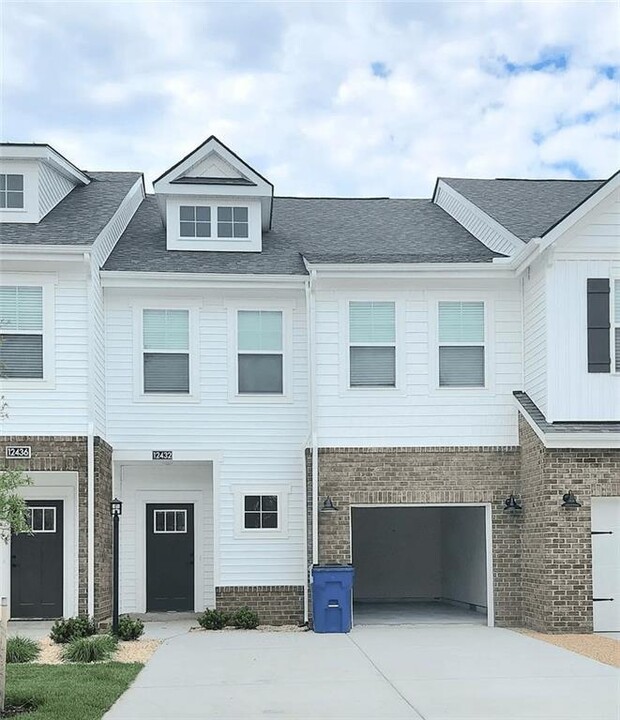 12432 Petrel Xing in Midlothian, VA - Building Photo