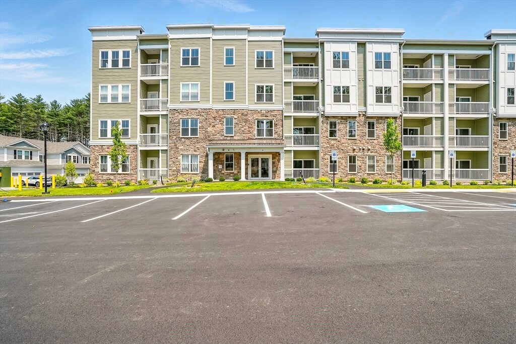4 Winslow Ln in Grafton, MA - Building Photo