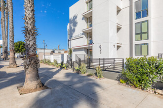 Welcome to Surfcaster Apartments in San Diego, CA - Foto de edificio - Building Photo