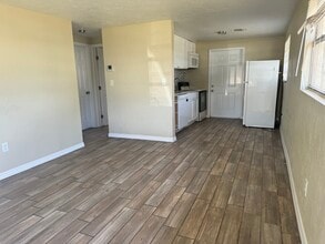 5406 Sholtz St, Unit B in Naples, FL - Foto de edificio - Building Photo