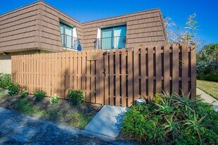 5888 SE Riverboat Dr in Stuart, FL - Building Photo