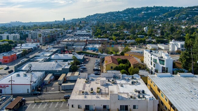 Vista Luxury Investments, LLC in Los Angeles, CA - Foto de edificio - Building Photo