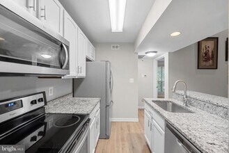 12152 Penderview Terrace in Fairfax, VA - Building Photo - Building Photo