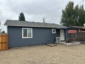 468 18th St in Springfield, OR - Building Photo - Building Photo