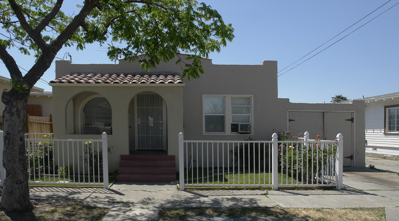 1040 Cutter St in Pittsburg, CA - Building Photo