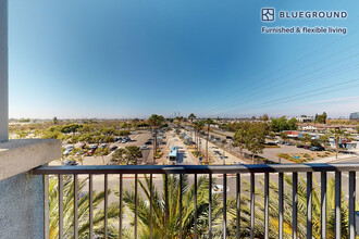 7400 Center Ave in Huntington Beach, CA - Foto de edificio - Building Photo