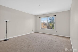 726 Waterford Dr in Edison, NJ - Building Photo - Building Photo