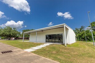 425 E Obryant St in Bellville, TX - Building Photo