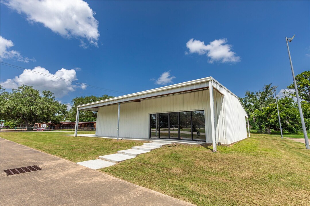 425 E Obryant St in Bellville, TX - Building Photo