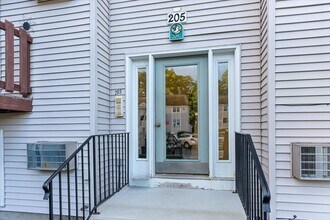 205 Circle Rd in Manchester, NH - Building Photo - Building Photo