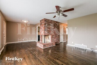 804 NW Hearnes Ave in Blue Springs, MO - Foto de edificio - Building Photo