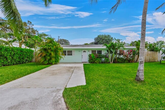 3743 NE Barbara Dr in Jensen Beach, FL - Foto de edificio - Building Photo