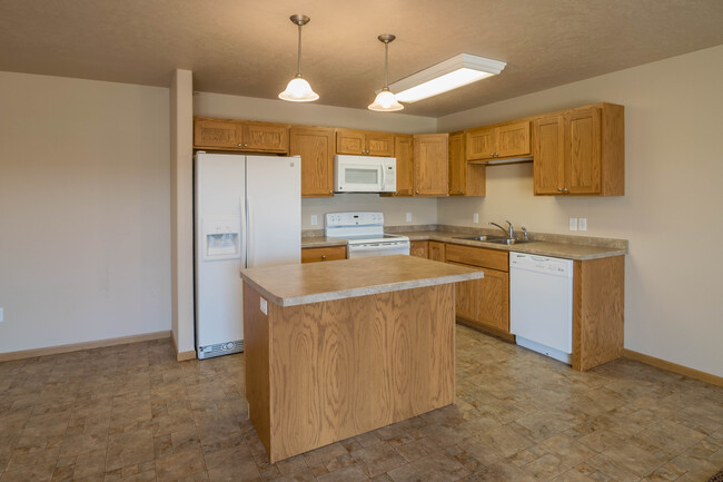 Lindenwood Apartments in Minot, ND - Building Photo - Building Photo