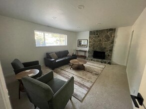 10733 126th Pl NE in Kirkland, WA - Foto de edificio - Building Photo
