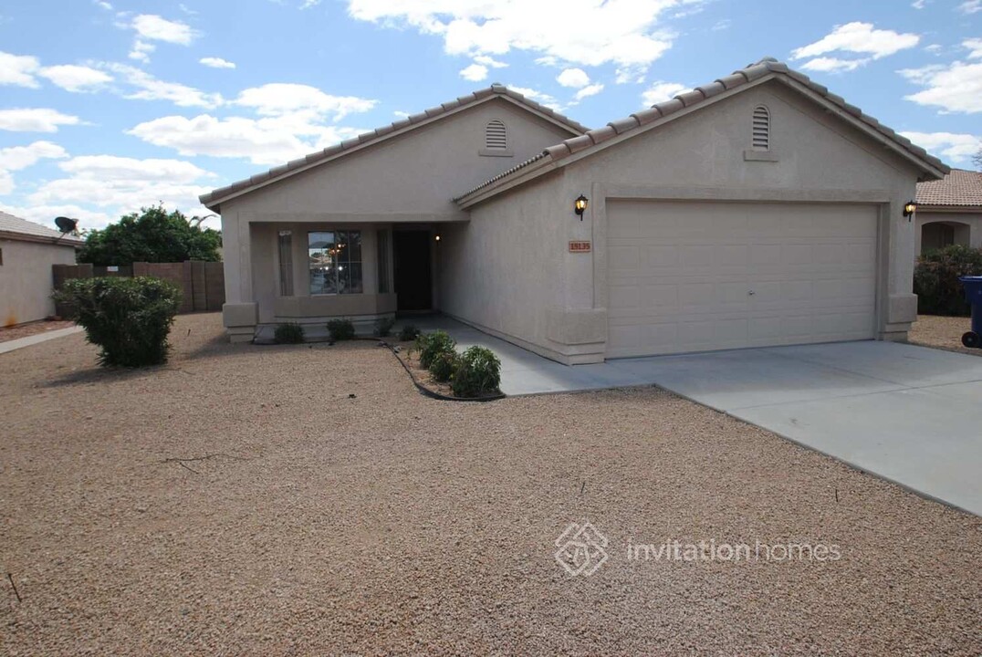 15135 W Evening Star Trail in Surprise, AZ - Foto de edificio