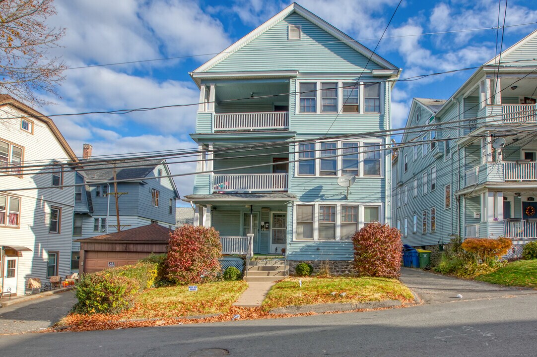 226 Ledgeside Ave in Waterbury, CT - Building Photo
