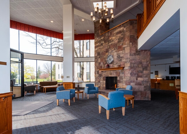 Berkshire at Kensington in Waukesha, WI - Foto de edificio - Building Photo