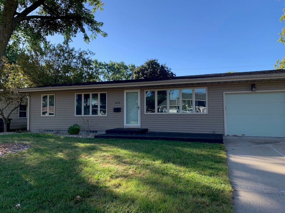 1412 Johnson St in Ames, IA - Foto de edificio