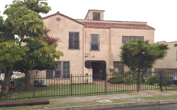 4627 St. Charles in Los Angeles, CA - Building Photo