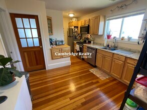 105 Yale St, Unit 1 in Medford, MA - Building Photo - Building Photo