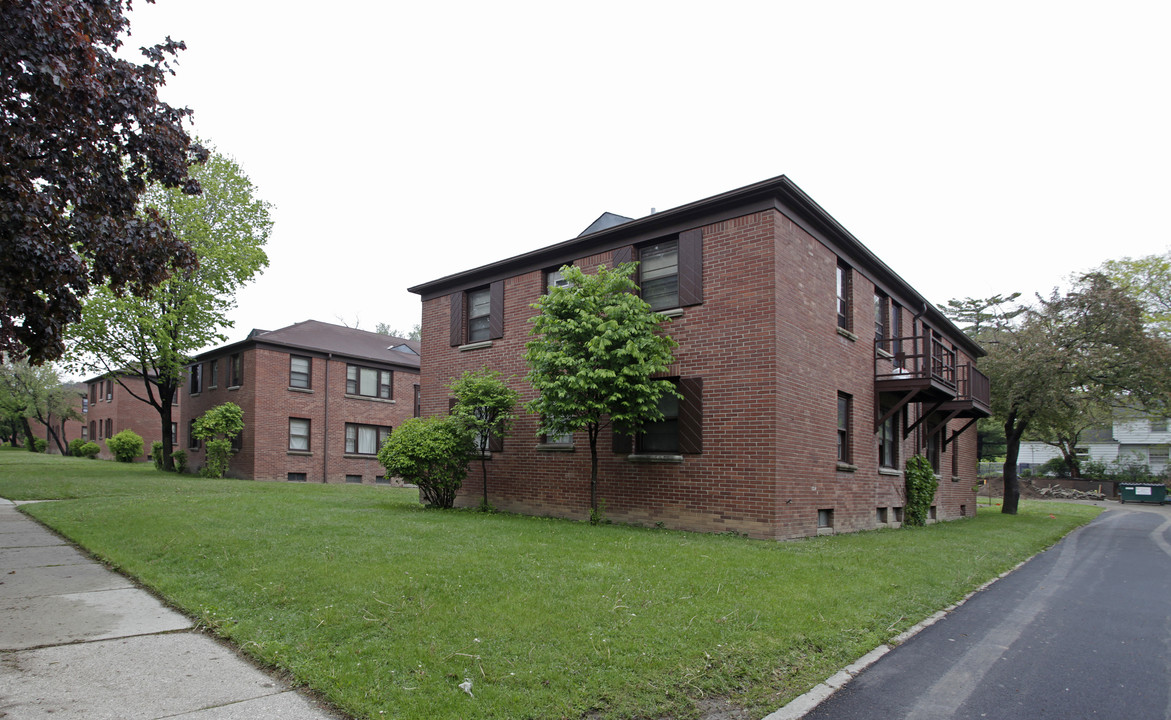 Bluemound Courtyards in Milwaukee, WI - Building Photo