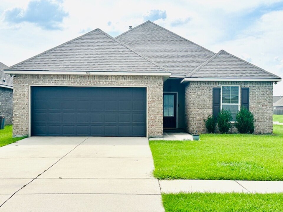 106 Valcour Pl in Youngsville, LA - Building Photo