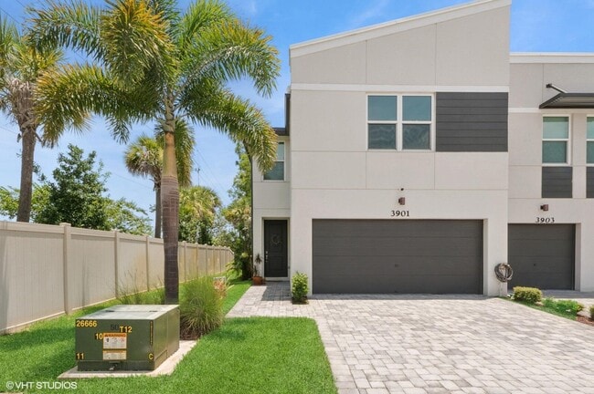 3901 SE Mentmore Ln in Stuart, FL - Building Photo - Building Photo