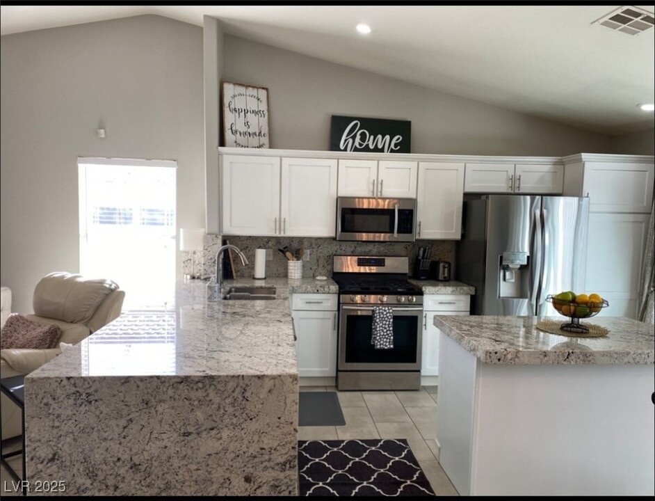 1829 Vista Pointe Ave in Henderson, NV - Building Photo