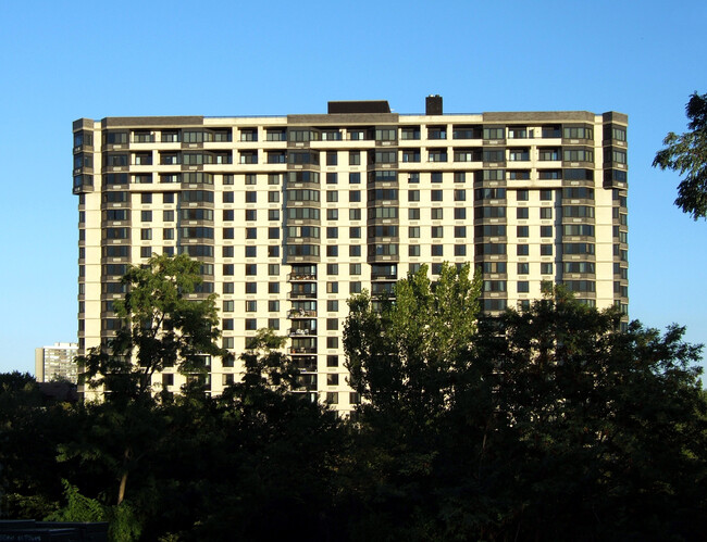 The Charlton Condominium in Fort Lee, NJ - Foto de edificio - Building Photo