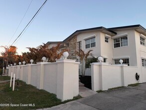 154 Crescent Beach Dr in Cocoa Beach, FL - Foto de edificio - Building Photo