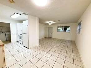 560 SW 50th Terrace in Margate, FL - Building Photo - Building Photo