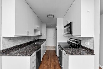 2600 N Hampden Ct, Unit K7 in Chicago, IL - Building Photo - Building Photo