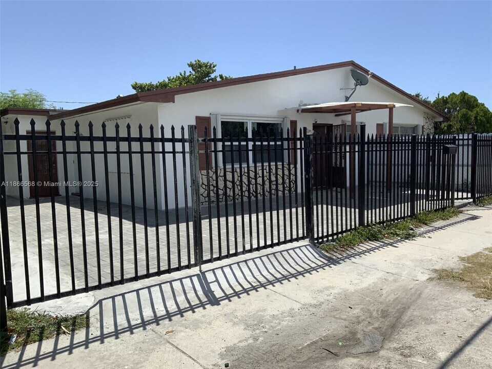 11801 NE 13th Ave in Miami, FL - Building Photo