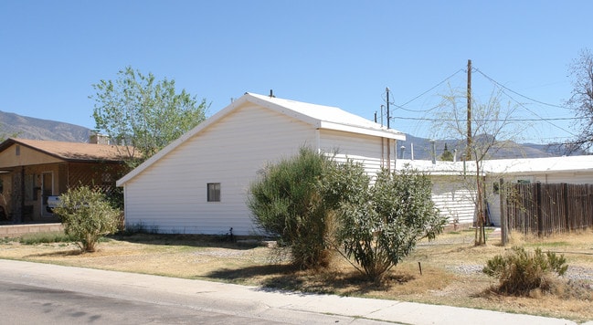 1300-1304 Lovers Ln in Alamogordo, NM - Foto de edificio - Building Photo