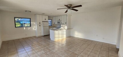 2094 N Suzanne Cir in North Palm Beach, FL - Building Photo - Building Photo