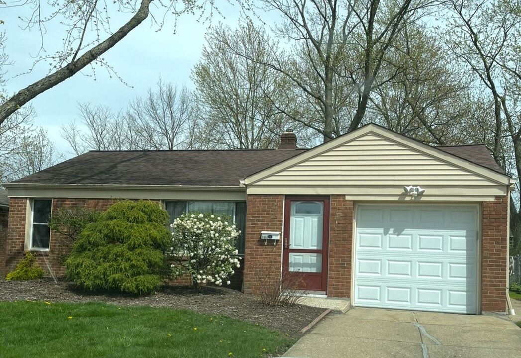 1663 Longwood Rd in Mayfield Heights, OH - Building Photo