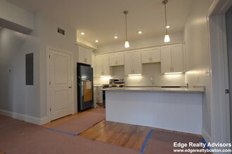7 Sparhawk St, Unit 1 in Boston, MA - Foto de edificio - Building Photo