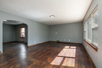 1301 W High St in Springfield, MO - Building Photo - Building Photo